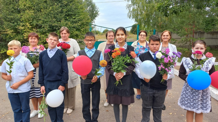 Торжественная линейка, посвящённая дню рождения Е.В.Хрунова.